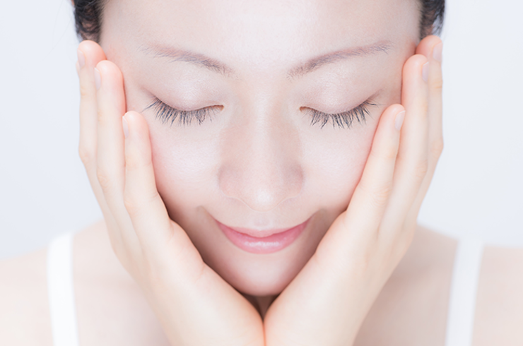 顔を抑える女性