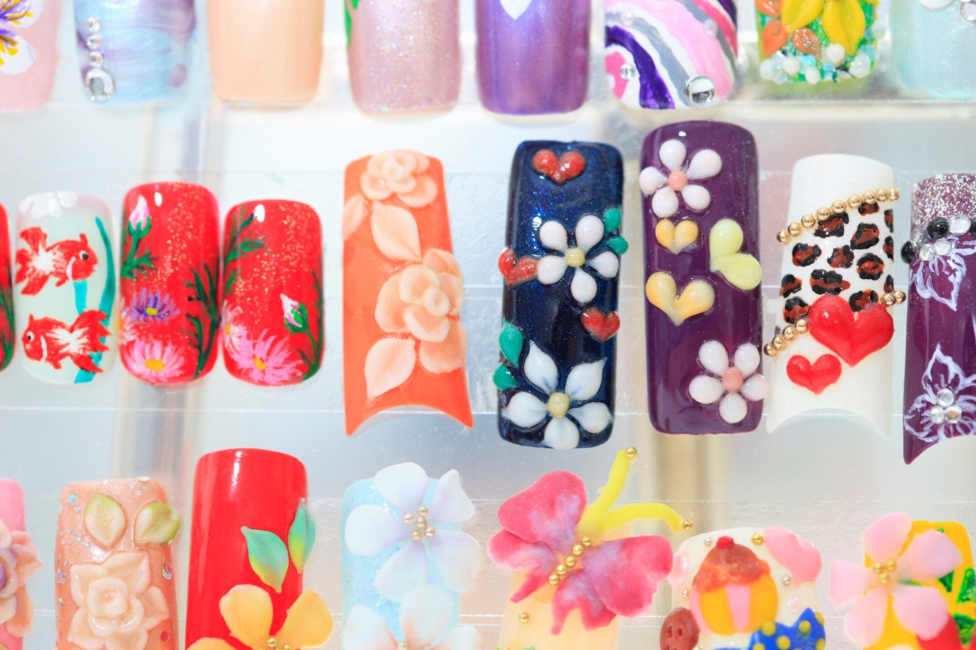 色とりどりのネイルサンプル